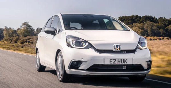 Най-добcр за: каране в града

Плюсове: интелигентен инженеринг, перфектен за града, ефективност и обхват
Недостатъци: може да е твърде малък за някои

Някои семейства не се нуждаят от масивен SUV или много седалки. Що се отнася до малките автомобили, Honda Jazz е възможно най-практична, благодарение на своите &bdquo;магически&ldquo; задни седалки и висок интериор, който предоставя много място за пътниците. Багажникът е малко по-малък, но ако семейството ви е надраснало бебешката количка, ще побере много.

И неговата интелигентна хибридна система е идеално подходяща за Jazz &ndash; в града тя действа като удължител на пробега с чисто електрическо задвижване за бърза производителност, но преминава към директно задвижване при по-високи скорости за по-добра икономия. Той е плавен, ефикасен, има достатъчно мощ за малка кола и работи много добре.